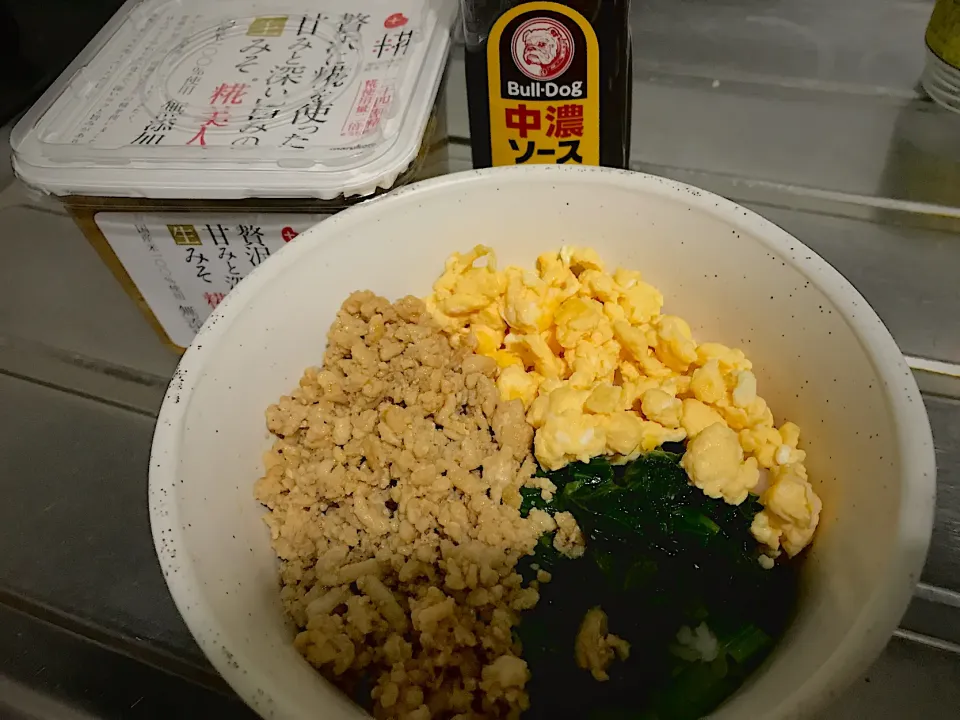 万能味ソースそぼろで三食丼|kibutoriさん