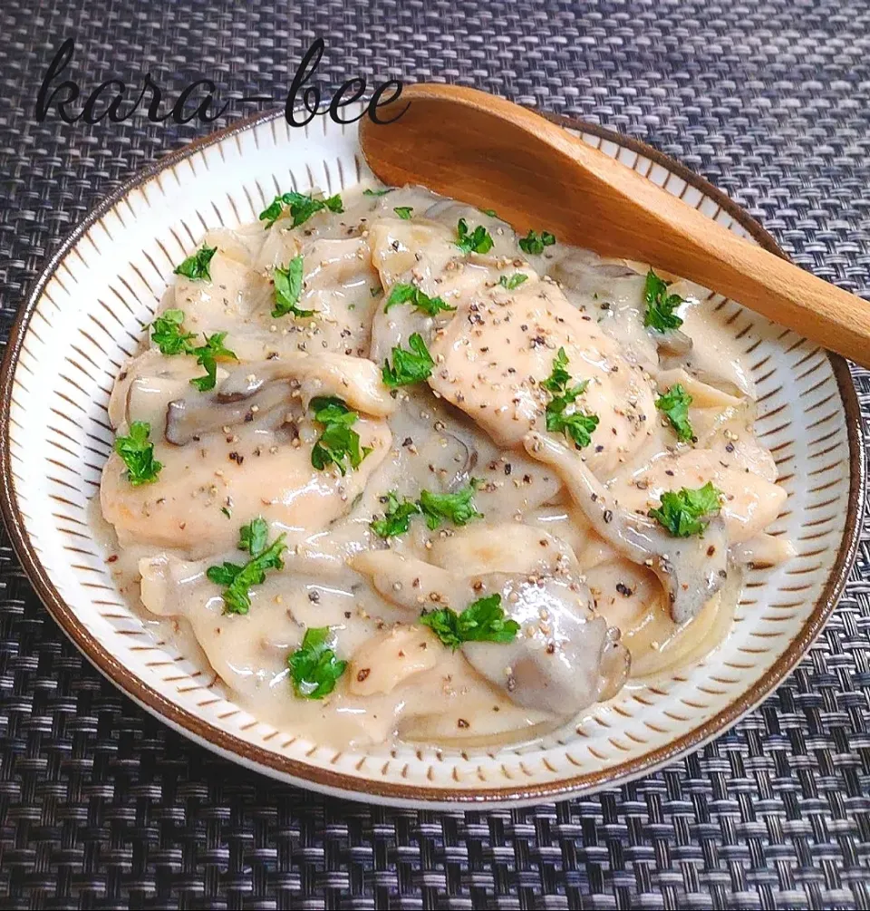 ご飯とも相性バツグン♪むね肉と黒舞茸のオイスタークリーム煮|からあげビールさん