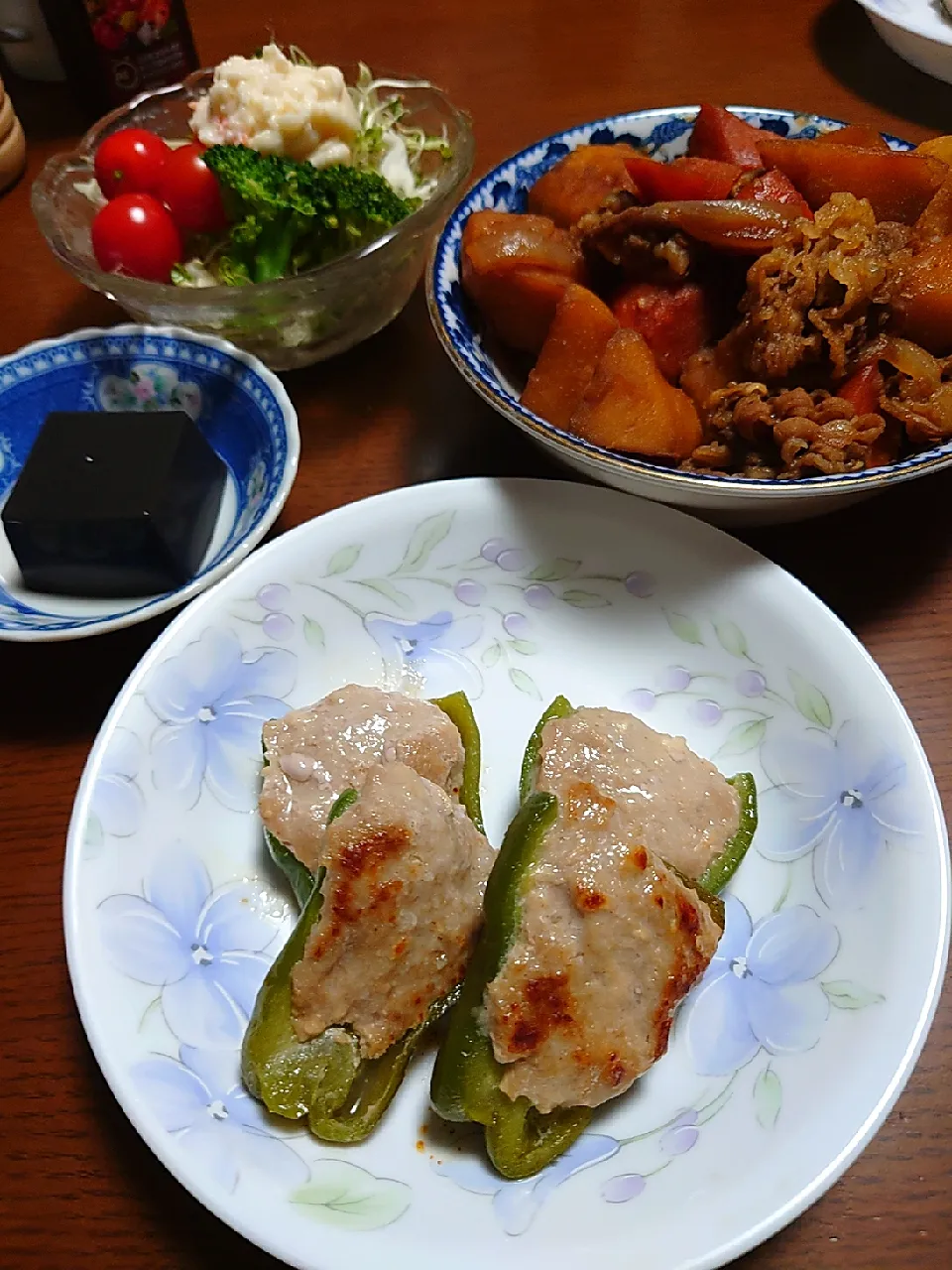 ピーマン肉詰め
肉じゃが
サラダ
黒ごま豆腐|ぱやさん