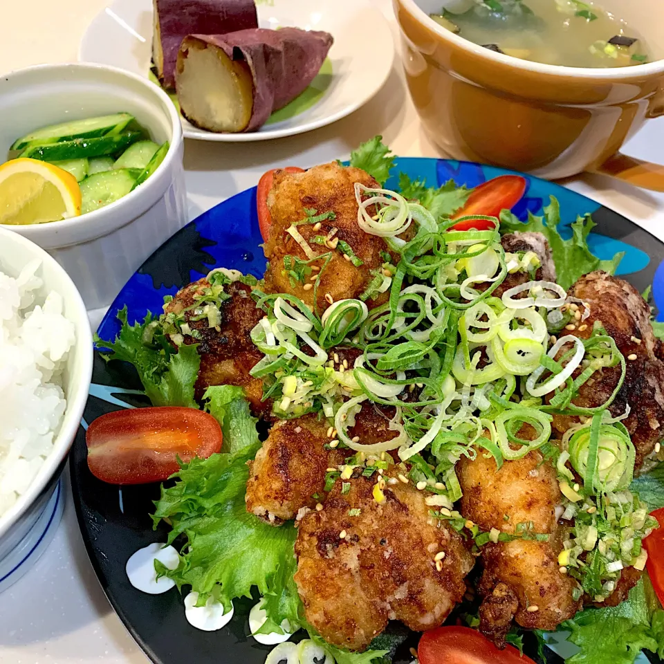 夜ご飯😄油淋鶏、平岡農園さんのアレンユーレカレモン入りおつまみきゅうり、焼き芋、お味噌汁|とまこ(*^o^*)さん