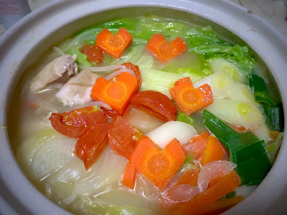 今日の男飯は、
煮込みラーメン今期限定鶏しお味🎶
トマトと合いました(〃▽〃)|ひーちゃんさん