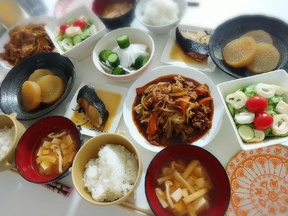 夕食(*^^*)
豚肉と野菜炒め
煮魚(銀だら)
大根煮
サラダ🥗
かぶときゅうりの漬け物
お味噌汁(豆腐、油揚げ)|プリン☆さん