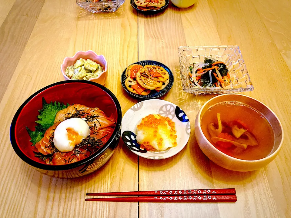 今日の夕食　ビンチョウマグロの漬け丼　いくらおろし　蓮根のキンピラ　アボカドの明太マヨ和え　もやしとワカメと人参のピリ辛ナムル　どんこ椎茸のお澄まし|ふわ猫はなちゃんさん