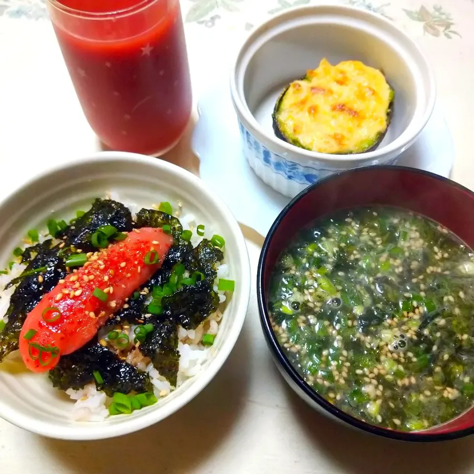 Snapdishの料理写真:博多めんたい重意識の明太子丼、リケンの海苔スープ、アボカドのワサマヨグラタン、KAGOMEのトマトジュース|うたかた。さん