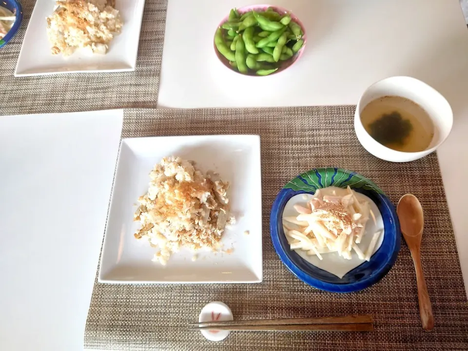 今日の昼食　ごぼうとツナの炊き込みご飯、大根サラダ、わかめスープ、枝豆|pinknari🐰🌈さん