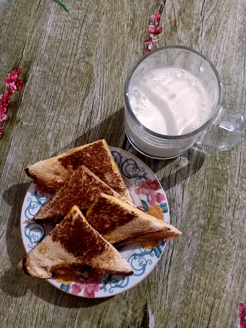 Snapdishの料理写真:Grilled cheese and Milk🥰|lulu zonioさん