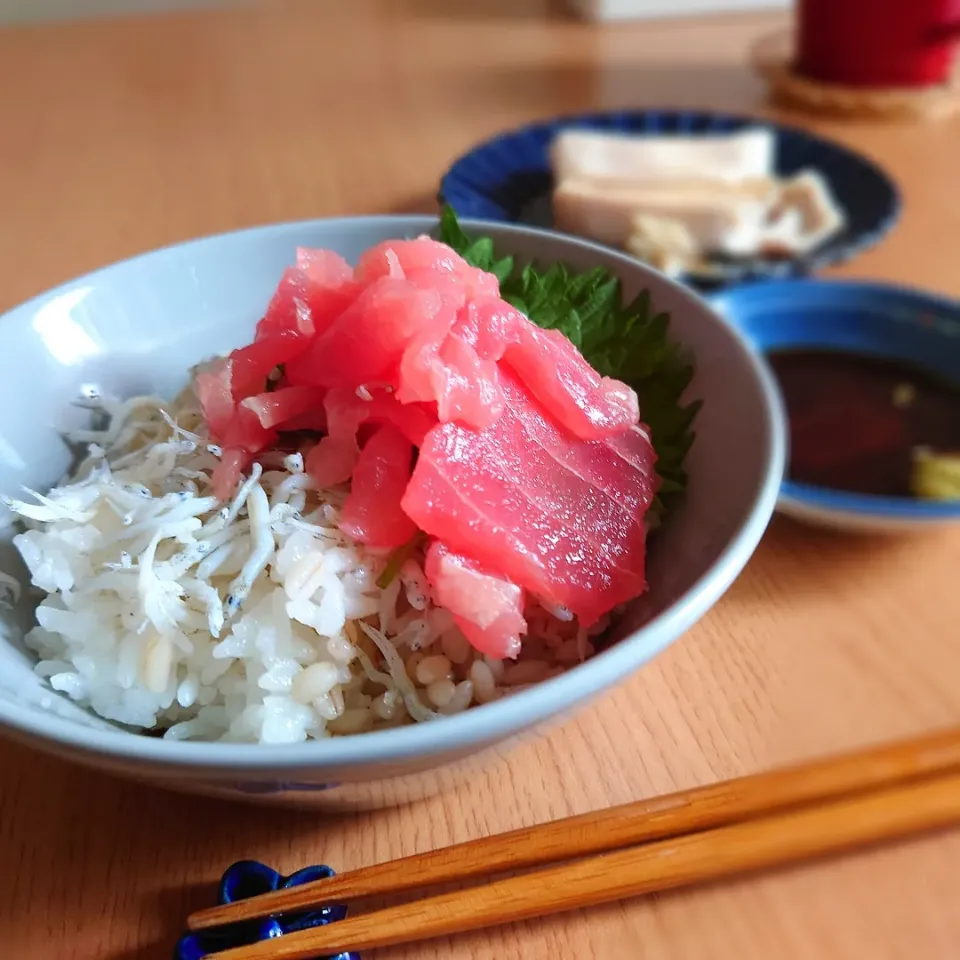 【昼ごはん】
マグロ丼、サラダチキン|Rie*さん