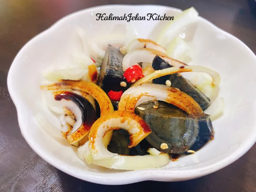 Century Egg + Holland Onion 🧅 + Chilli 🌶 + Tong Nam Soy Sauce 🤤|Halimah_Jelan Kitchen 👨🏻‍🍳👩🏻‍🍳さん