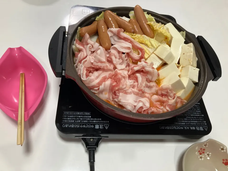 Snapdishの料理写真:晩御飯＼＼\\٩( 'ω' )و //／／今日も鍋です。もう母が飽きてます。今日は、キムチ鍋。〆は、うどん３玉入れて、追加で１玉。３玉入れたやつ食べてから全員ごちそうさまーりやったのに娘1人が足りずに、追加で１玉1人で完食。ウインナー、鍋豆腐、白菜、豚しゃぶ肉。肉は１キロ🤣|Saharaさん