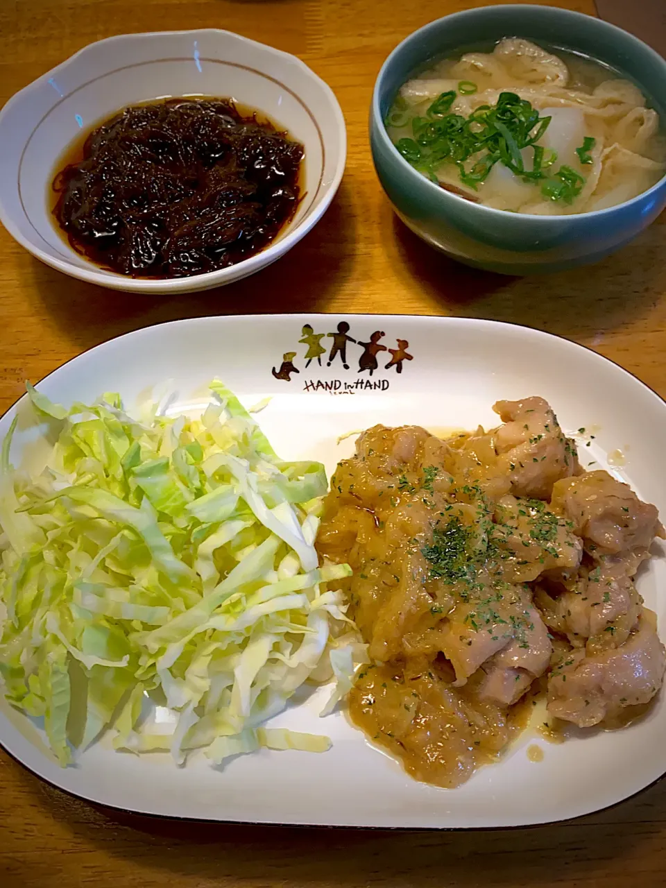 鶏肉の胡麻味噌炒めと、もずく酢と、蕪と椎茸と油揚げの味噌汁|もえさん