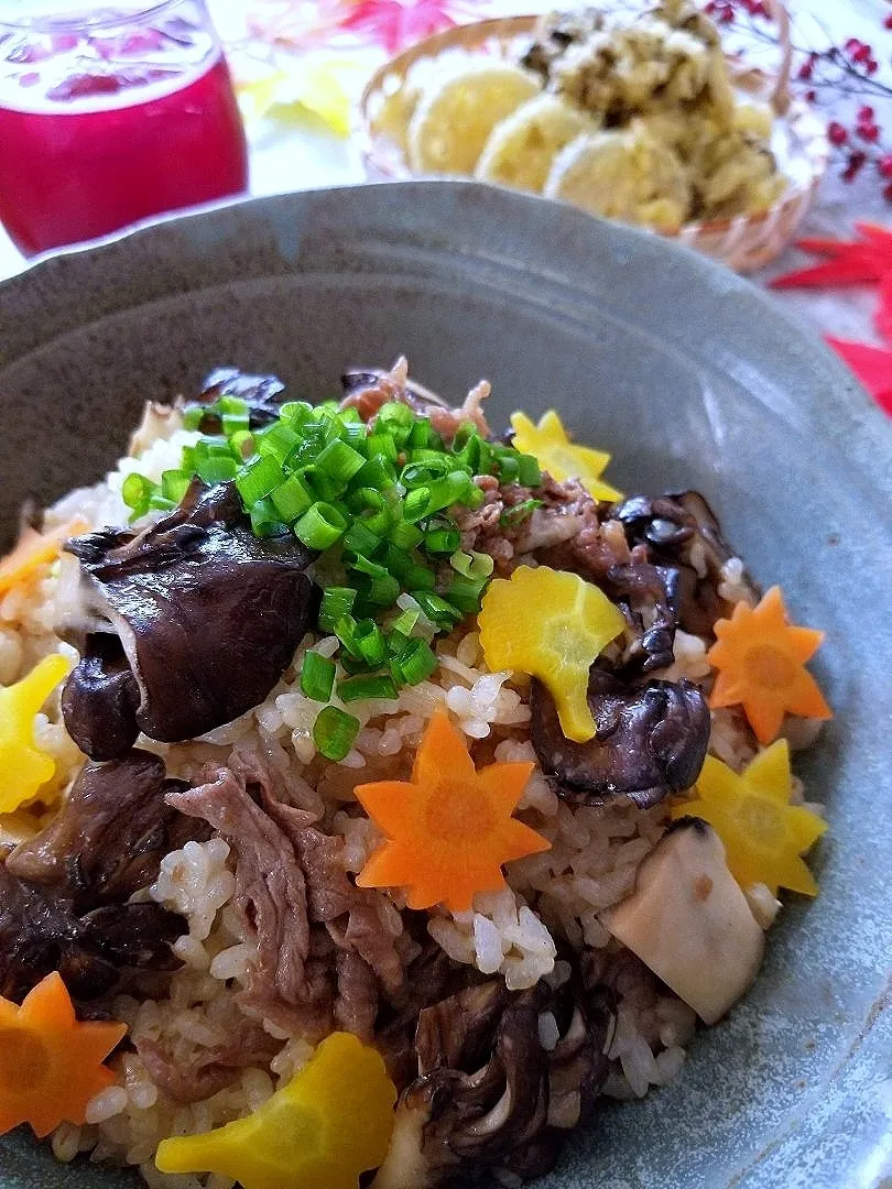 Snapdishの料理写真:黒舞茸と牛肉のバター醤油混ぜごはん
黒舞茸天ぷら
蓮根天ぷら|sugar beansさん