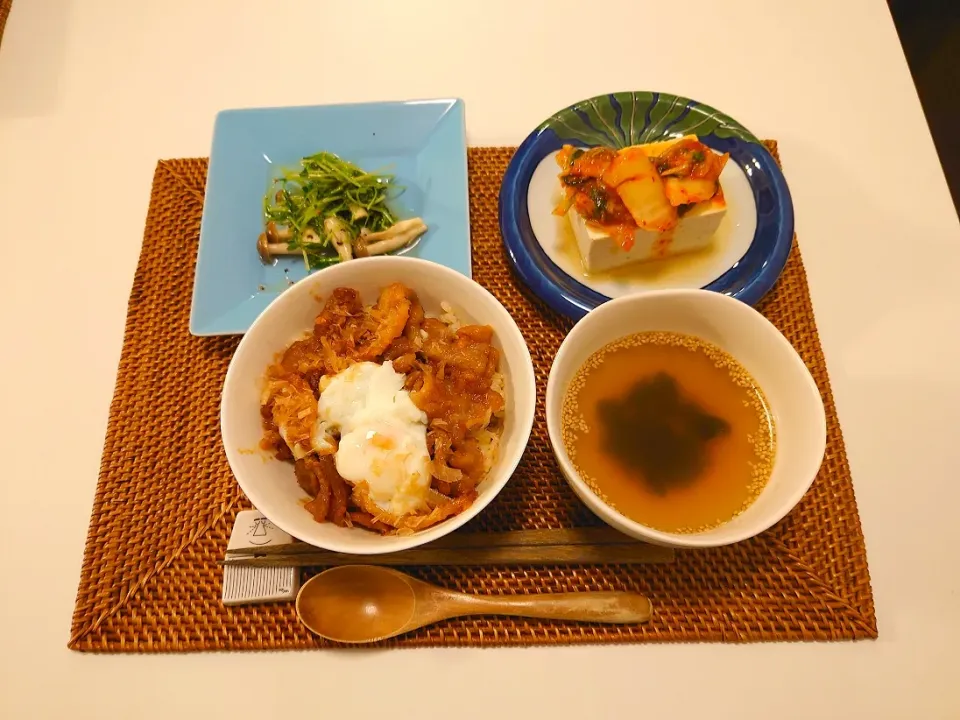 今日の夕食　味噌豚丼、キムチのせ冷奴、豆苗の塩麹炒め、わかめスープ|pinknari🐰🌈さん