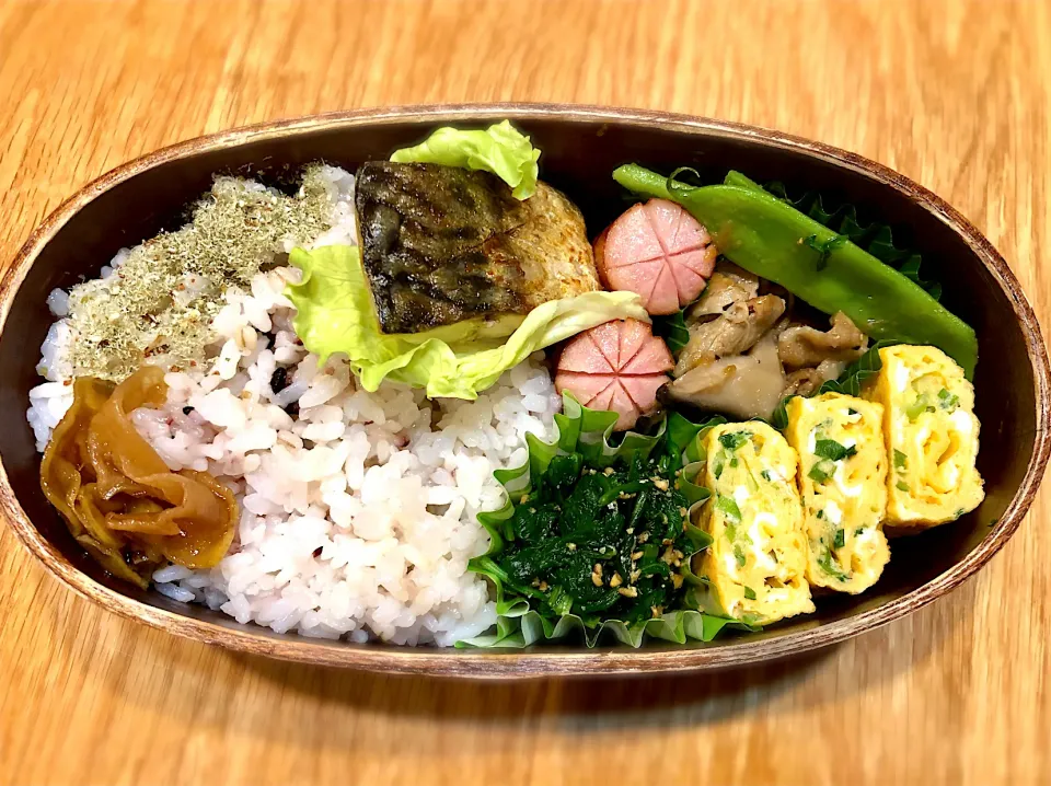 サラ弁　　　　　　　　　　　　　　　　　　　塩サバ　ネギ入り卵焼き　豚バラ椎茸煮物　インゲン豆　春菊お浸し|じゅんさんさん