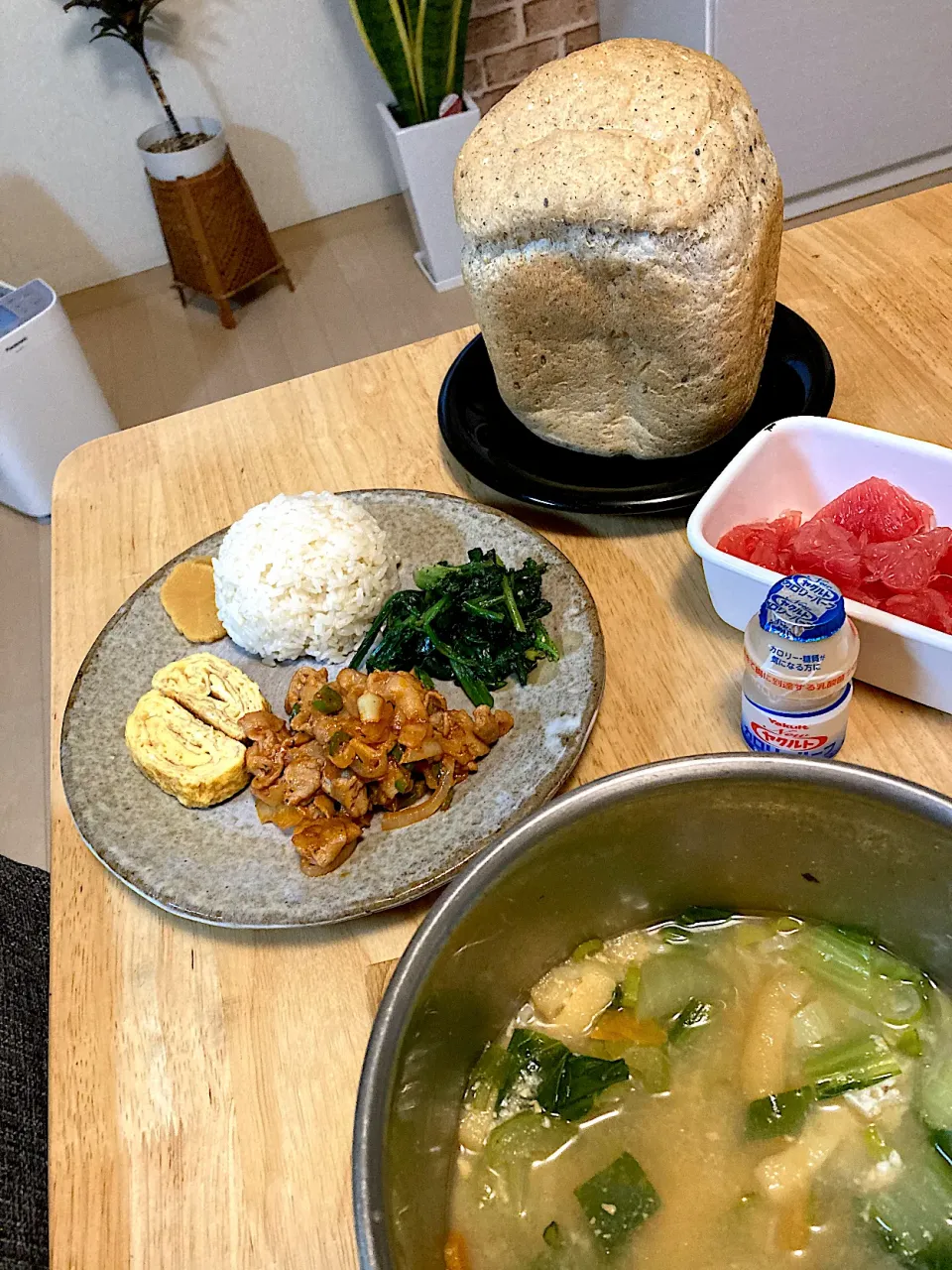 Snapdishの料理写真:朝焼き胡麻食パン🍞と旦那さんのお弁当オカズでmyランチプレート💕|さくたえさん