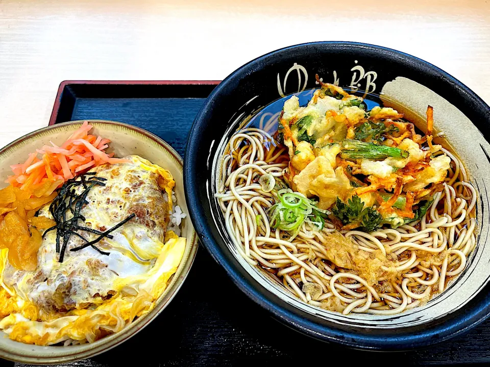 Snapdishの料理写真:かき揚げそばとミニカツ丼|Noriyuki Saitoさん