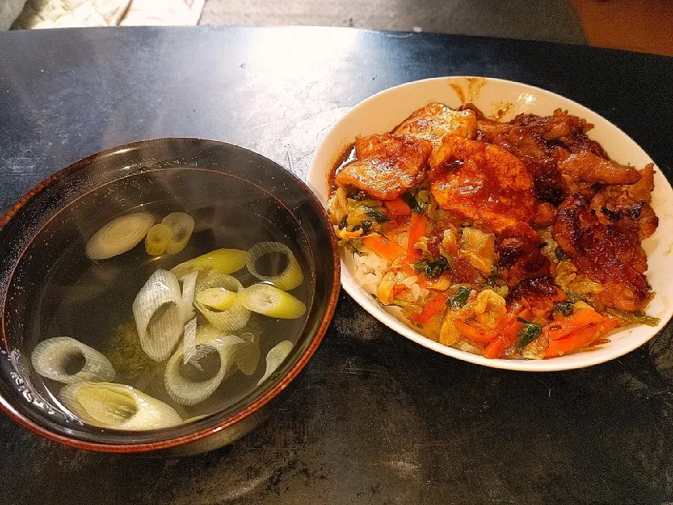 Snapdishの料理写真:夜勤明け豚小間肉と絹ごし豆腐焼きピリ辛ソース掛け丼&葱のすまし汁|Tarou  Masayukiさん