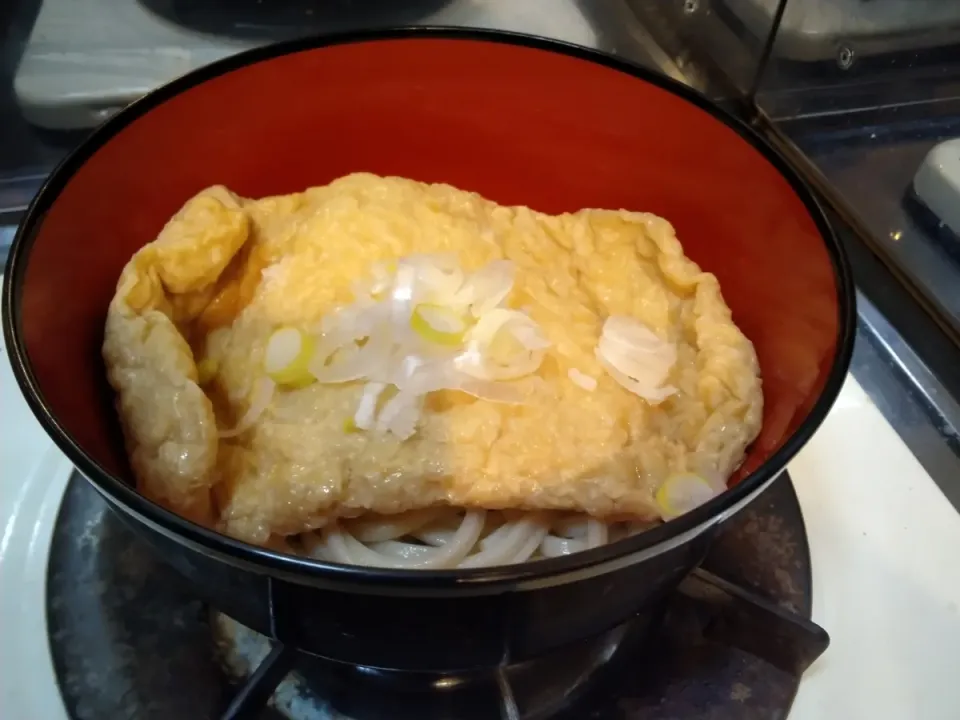 Snapdishの料理写真:うどんが見えないほど大きなお揚げさんの冷やしきつねうどん|にんにくと唐辛子が特に好き❤️(元シャリマー)さん