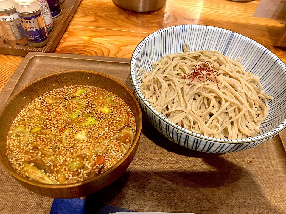 Snapdishの料理写真:鳥辛味つけ蕎麦@善三郎(新橋)|yoooochanさん