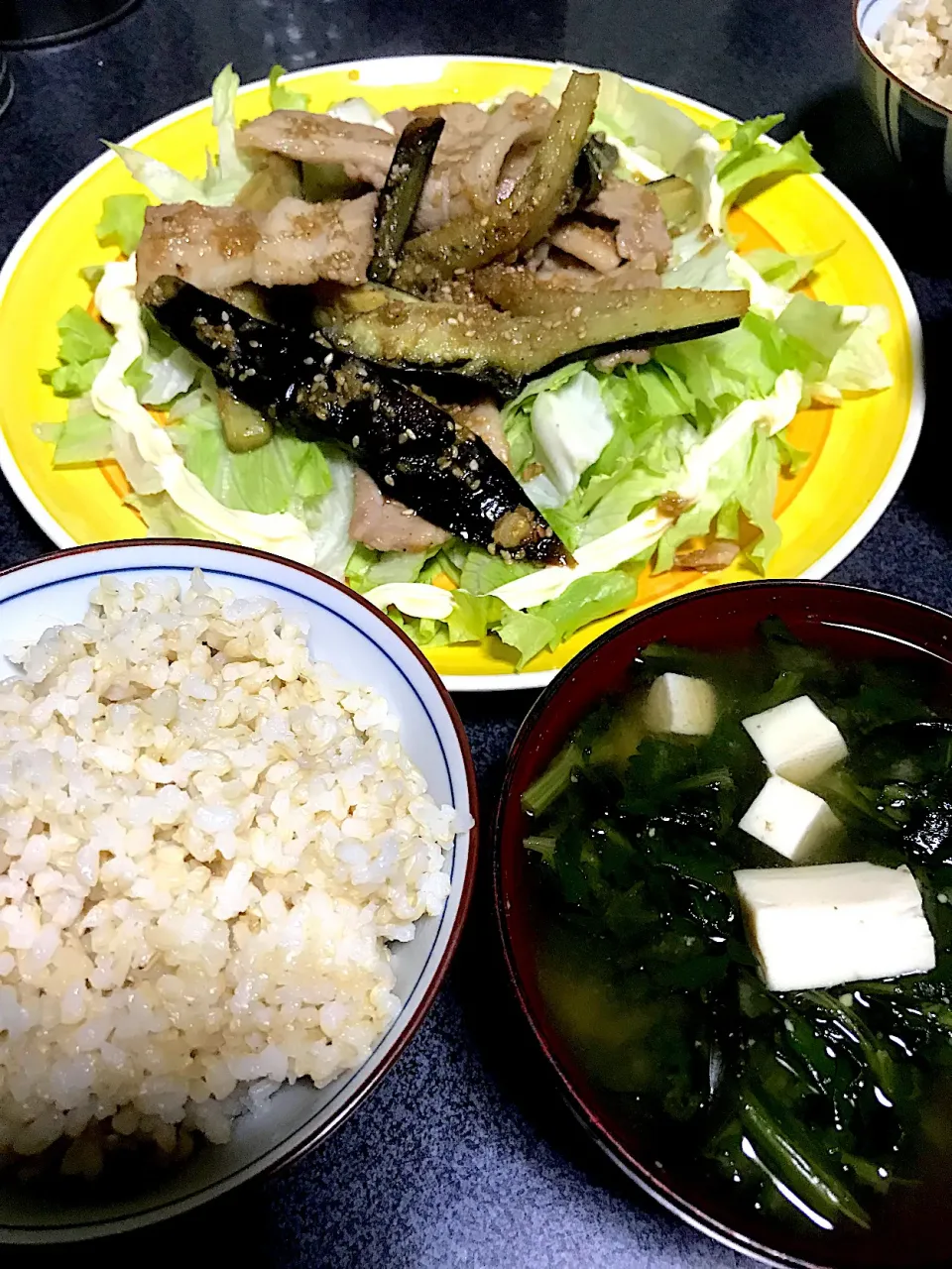 油の染みたナス最強 #夕飯　ぶつき米ご飯、豆腐春菊味噌汁、茄子ポーク胡麻炒め、レタス(ケンコーマヨネーズで)|ms903さん