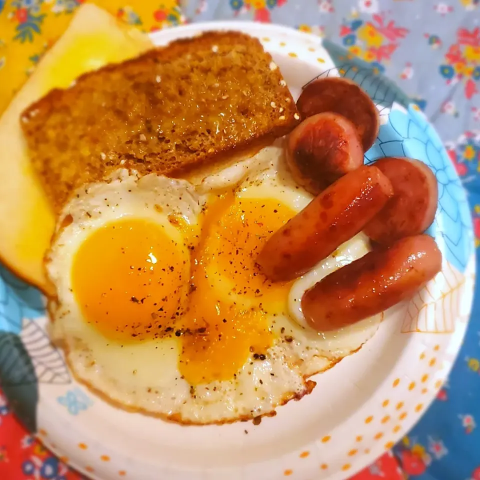 Irish Bangers,White Pudding,Irish Brown Bread ,Sliced Pan ,Irish Butter ,Eggs Over Easy|Manuel Montero Jrさん