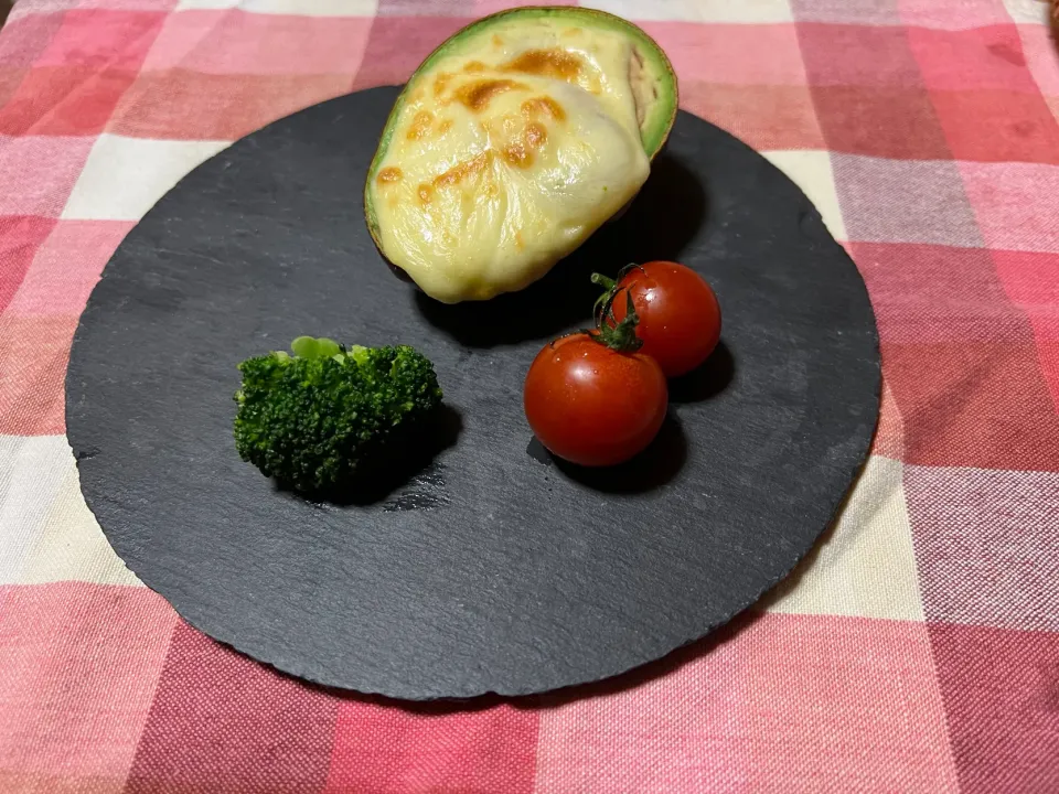 Snapdishの料理写真:アボカドのチーズ焼き|ハルのただ飯さん