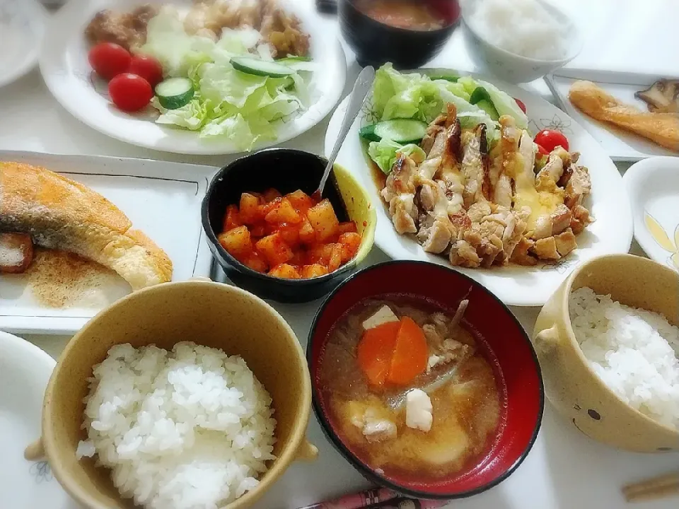 夕食(*^^*)
チーズチキンソテー&サラダ🥗
サーモンとエリンギのバター焼き
オイキムチ
豚汁|プリン☆さん