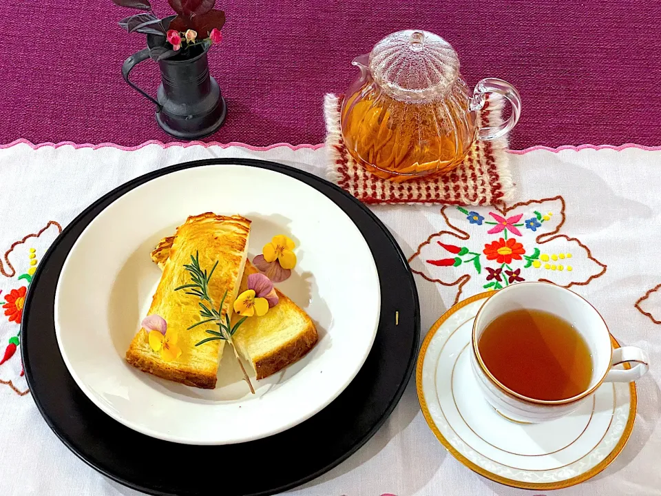 たまにはトーストだけの朝ごはんも良いよね🍞|Seikoさん