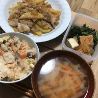 ・鮭としめじの炊き込みご飯・豚じゃが炒め・大根と厚揚げの煮物・春菊のオリーブオイル炒め・味噌汁（大根、にんじん）|ちっちゃんさん