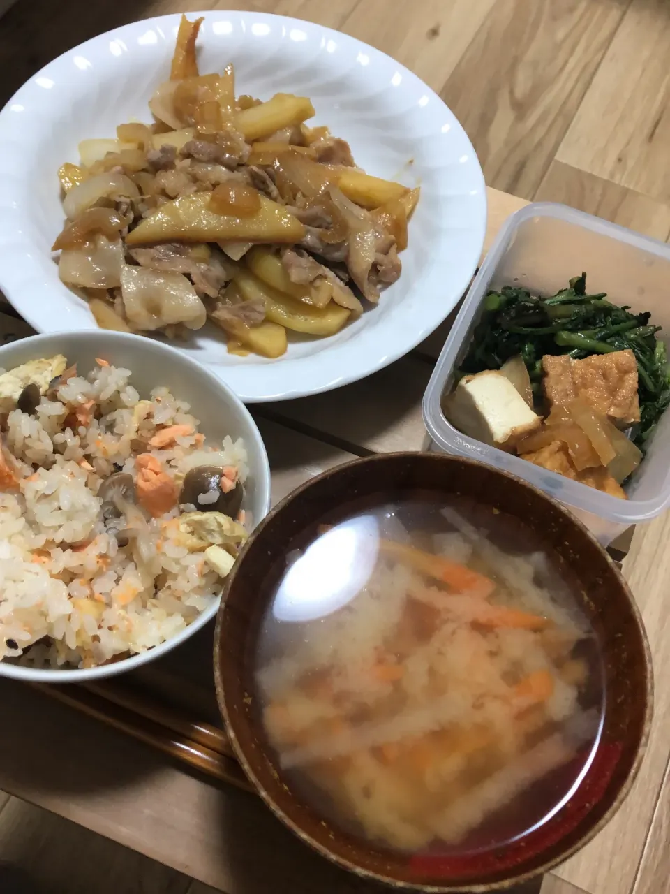 ・鮭としめじの炊き込みご飯・豚じゃが炒め・大根と厚揚げの煮物・春菊のオリーブオイル炒め・味噌汁（大根、にんじん）|ちっちゃんさん