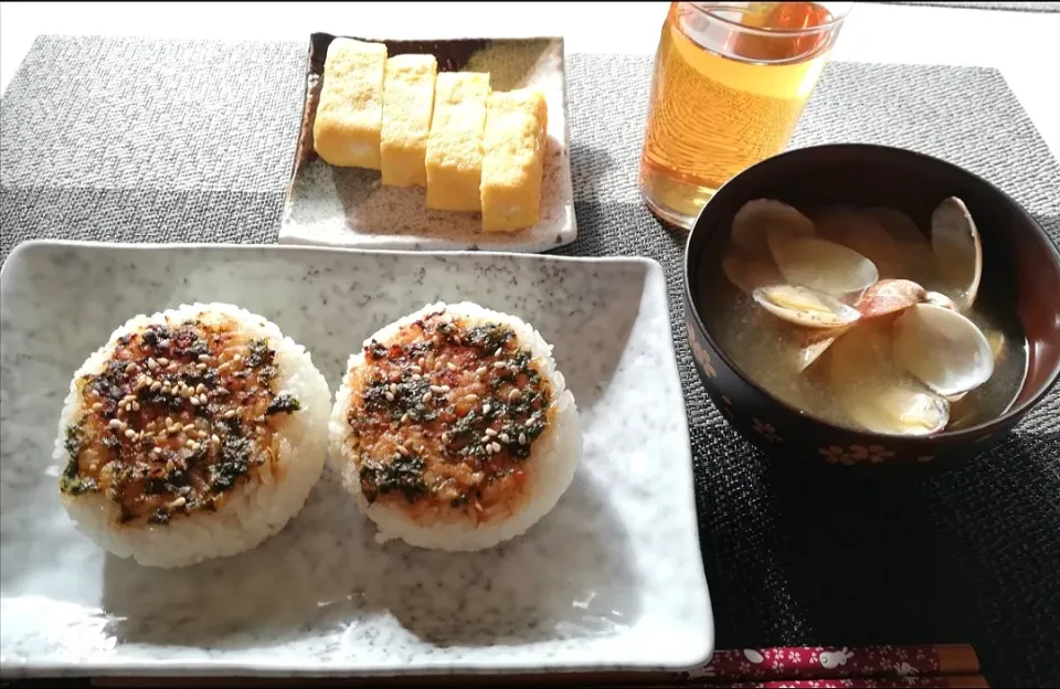 Snapdishの料理写真:⌈大葉味噌風の焼きおにぎり⌋~万能味ソースを使って+⌈糀美人で味噌汁⌋|*ママちゃん*さん