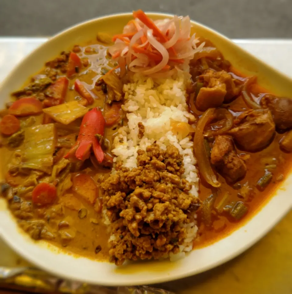 金時人参と白菜のミックスダルカレー＋バターチキンカレーのあいがけカレーwithタコさんウィンナー🐙|ふじわらたくやさん