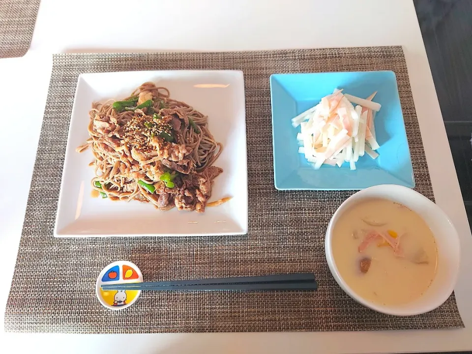 今日の昼食　牛肉の味噌炒め蕎麦、大根サラダ、牛乳コンソメスープ|pinknari🐰🌈さん