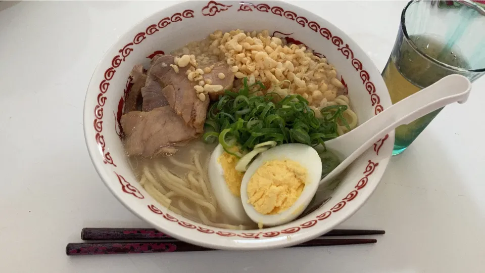 Snapdishの料理写真:お昼ご飯は、自家製焼豚でラーメン。子供達は、この具材でうどん。中華麺２玉、うどん３玉が残ってたから🤣パパは、とんこつラーメンに、焼豚丼をプラス。お腹いっぱい🤣|Saharaさん