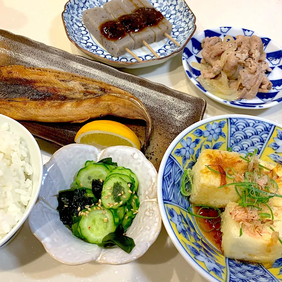 Snapdishの料理写真:夜ご飯😃わかめときゅうりの酢の物、こんにゃく田楽、豚肉の塩ダレ炒め、揚げ出し豆腐、さんまの開き|とまこ(*^o^*)さん