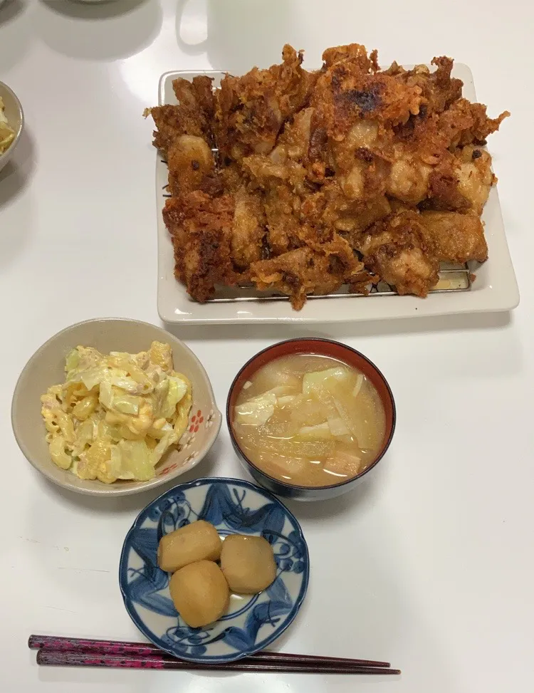 晩御飯٩( 'ω' )و🌟鶏の唐揚げ（もも肉5枚分）🌟マカロニサラダ🌟里芋の甘辛煮🌟みそ汁（玉ねぎ、麩、キャベツ）長男は里芋の煮物嫌いやったけど、これは「おかわりある？これ食べれるわ」あー(^◇^;)普段は冷凍里芋やからかな＿|￣|○|Saharaさん