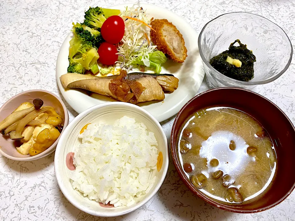 Snapdishの料理写真:鰤の照り焼き、厚揚げと鶏の炒め物、ブロッコリーの中華和え、ｷﾞﾊﾞｻ♪|rin♪さん