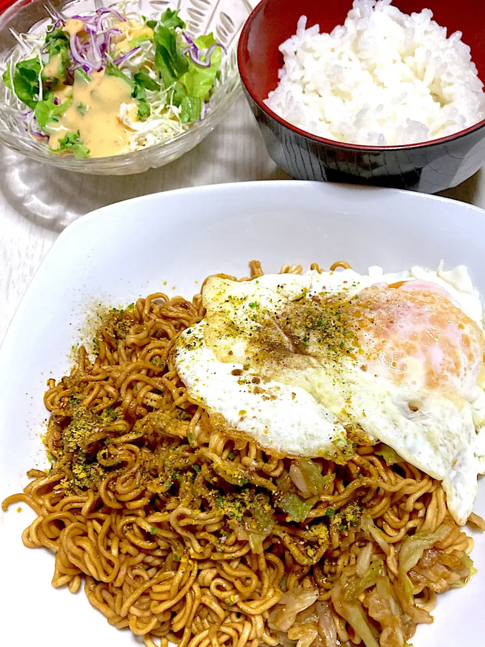 目玉焼き焼きそば、残りものサラダ|Ayaさん