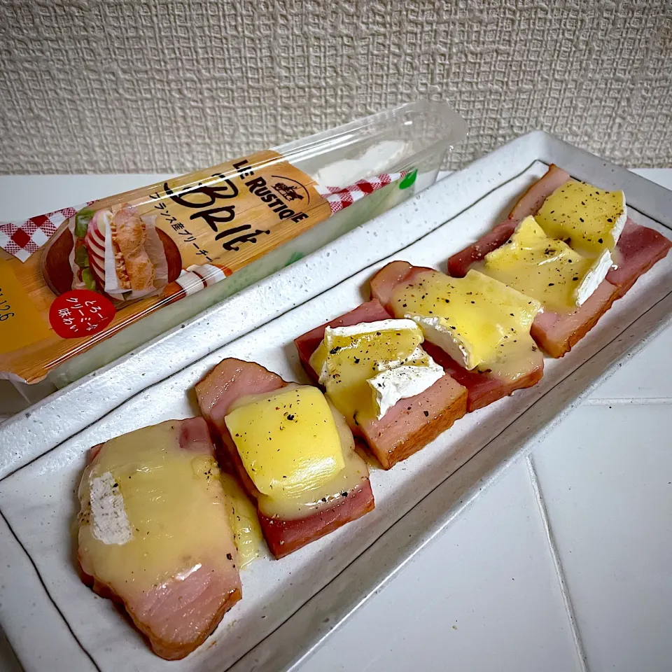 Snapdishの料理写真:【おつまみ】ブリーチーズとベーコン焼き|かなこさん