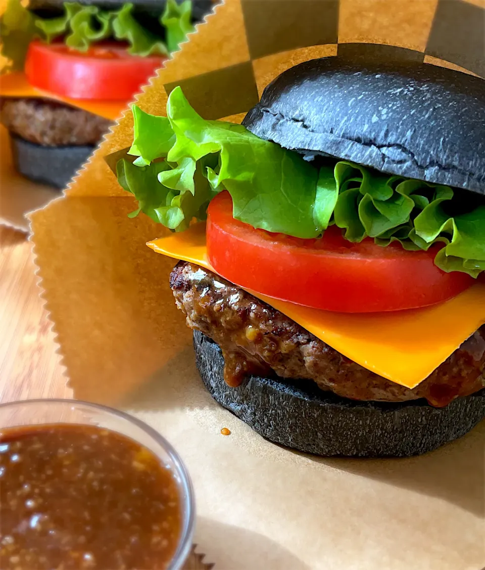 Snapdishの料理写真:黒いバンズでハンバーガー🍔with万能味ソース|9421beruさん