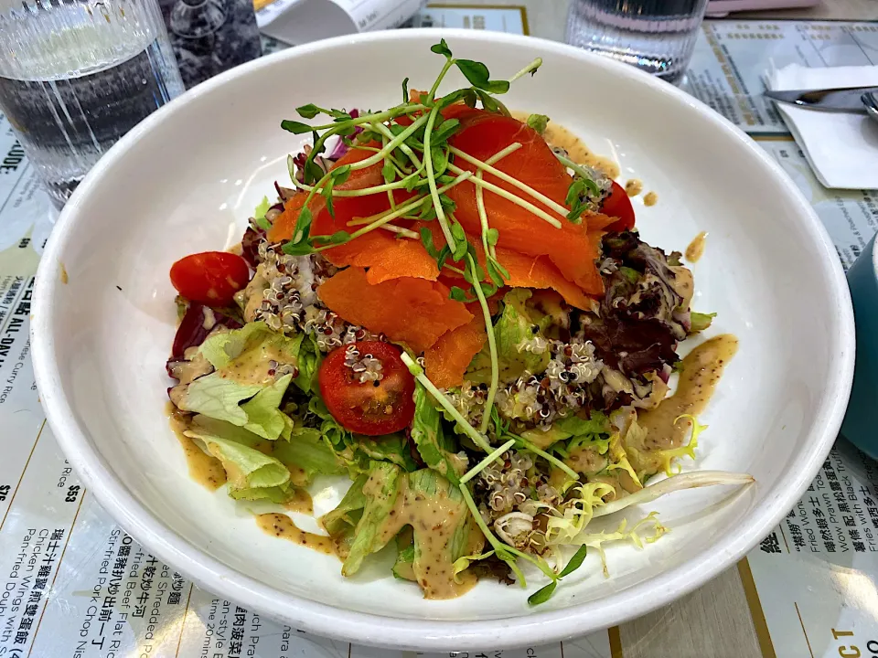 Quinoa salad with smoked salmon|skyblueさん