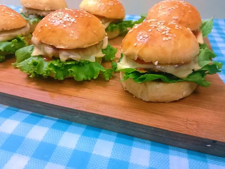 Chicken Cheese Burger 
#homemade 
#nisahomefood|Sadia Meherinさん