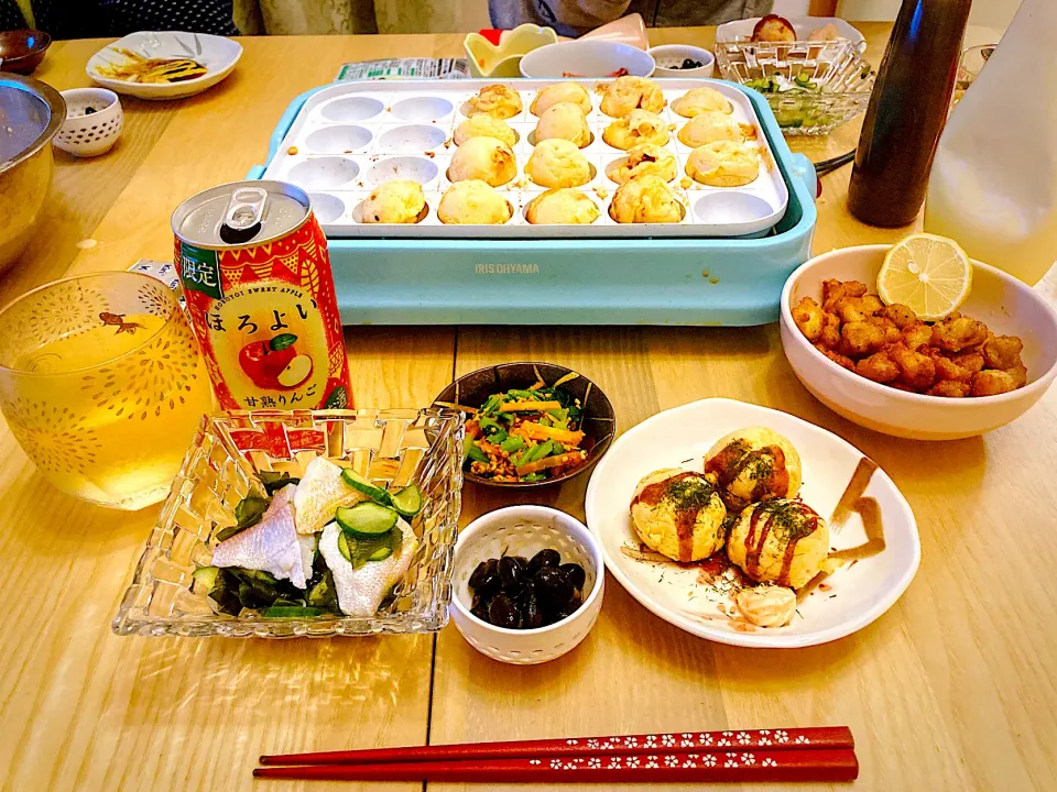 今日の夕食　たこ焼き　小鯛の笹漬けの酢の物　小松菜と人参のピーナッツ和え　黒豆　なんこつの唐揚げ|ふわ猫はなちゃんさん