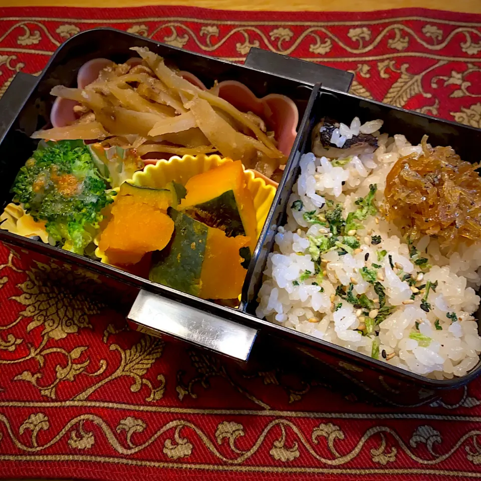 牛蒡と牛肉の炒め煮と、ブロッコリーのチーズ焼きと、南瓜の煮物と、ふりかけご飯弁当|もえさん