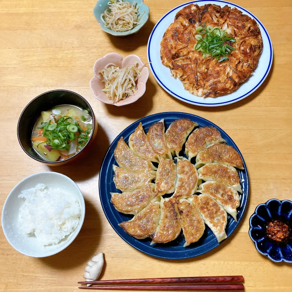 焼き餃子とキムチもやしチーズチヂミ　もやしのナムルと豚汁🥟|ちゃみこさん