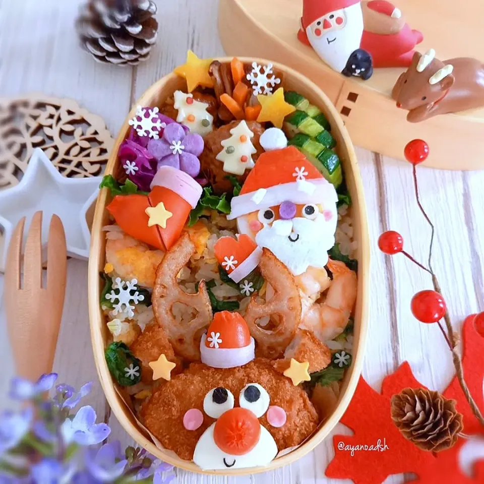 Snapdishの料理写真:トナカイコロッケとゆで卵サンタ🎅で
クリスマス🎄🎅🎁✨
海老とレタスの炒飯弁当|ayano.adshさん