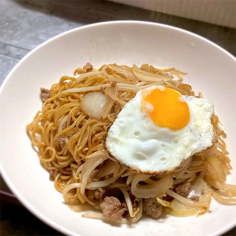 今夜は、コクうまソース焼きそば目玉焼き乗せ🍳を頂きました😊👍🎵|ギムレットさん