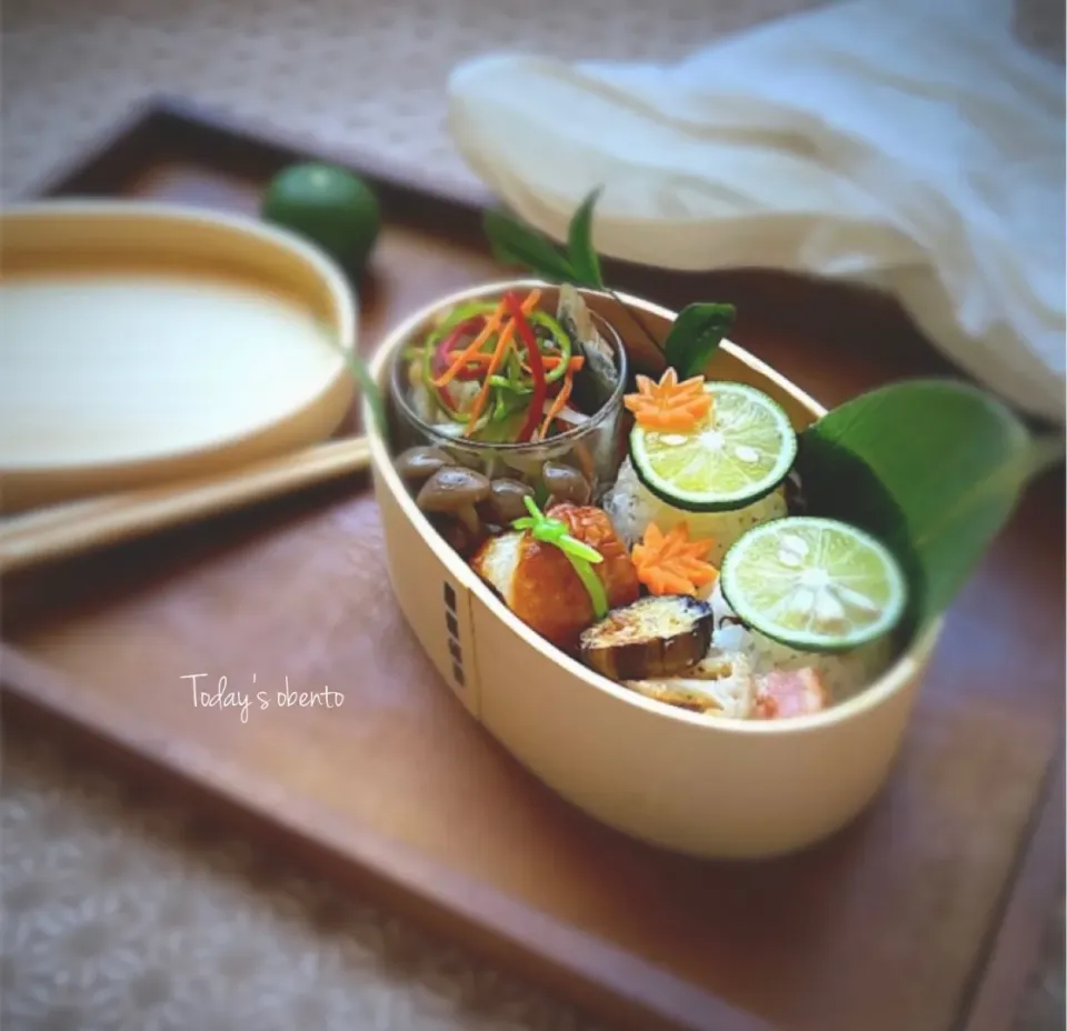 鯵の南蛮漬け🐟うずらちくわ煮🥚🍄ベーコンとナスとレンコンのチーズ焼き🥓🍆🧀すだちのおにぎり🍙弁当🍱|Naoさん