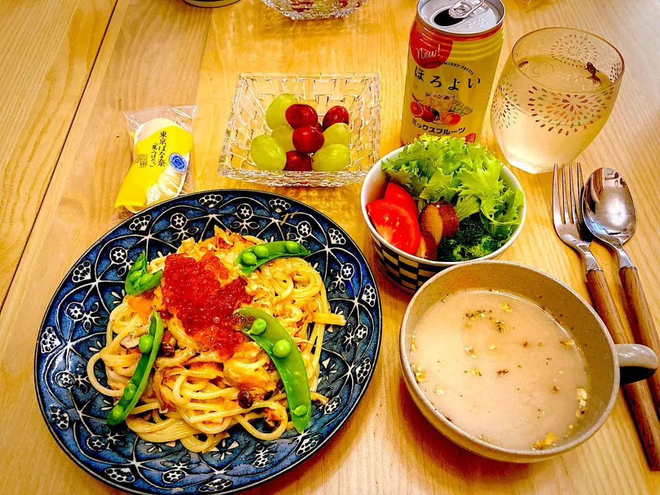 Snapdishの料理写真:今日の夕食　鮭ときのこのクリームスパゲティ　サラダ　舞茸のポタージュスープ　ぶどう|ふわ猫はなちゃんさん