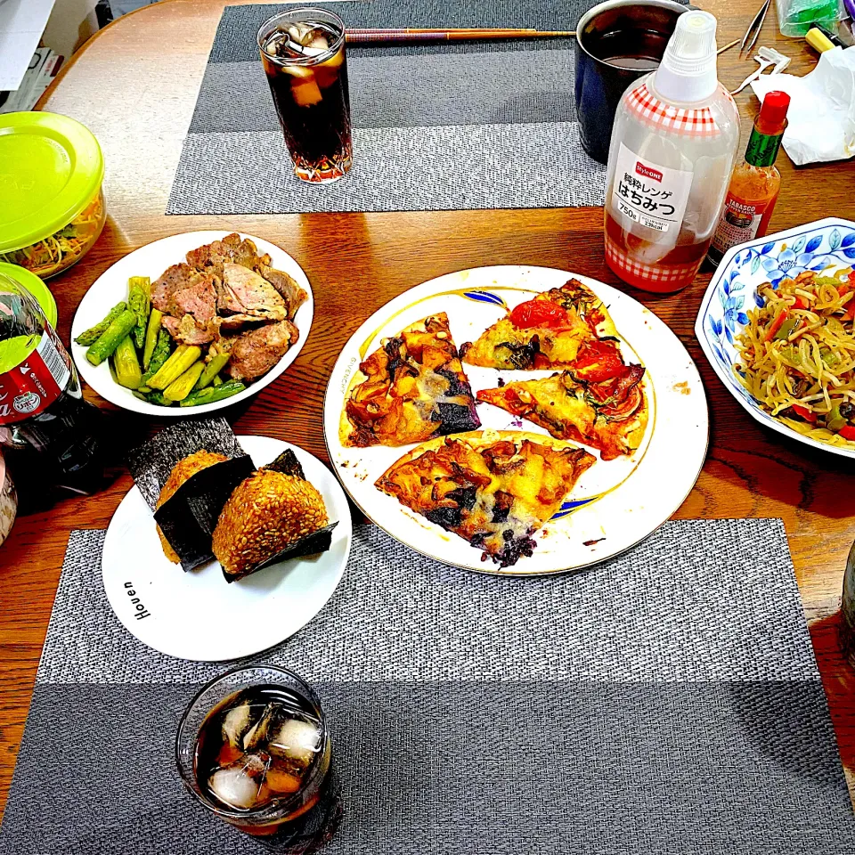 Snapdishの料理写真:ピザ残りと、焼きおにぎり、おかずも残り物|yakinasuさん