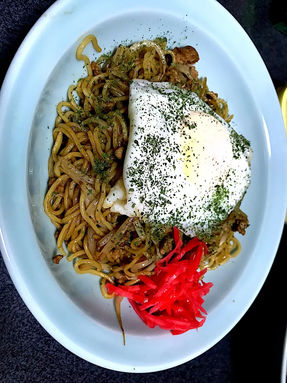 ヤッターー！目玉焼きが(ターンオーバーじゃないやつ)乗ってるーー！ #夕飯　目玉焼き挽肉もやし焼きそば紅生姜付き|ms903さん